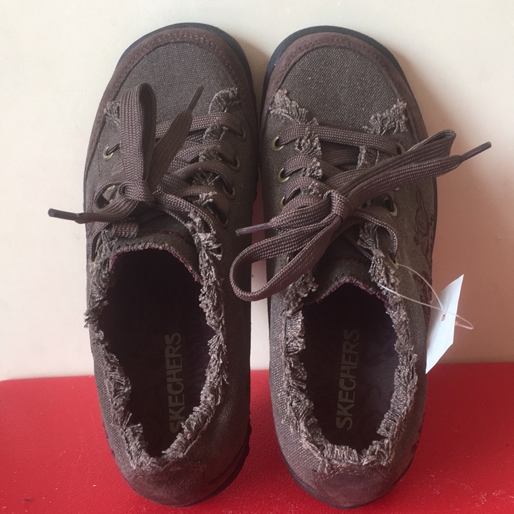 New! Y2K Skechers Women's Brown Distressed Gorpcore Lace-Up Sneakers- Size 6
